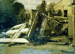 Maison Dobreme - las ruinas del edificio con la Boucherie Dobreme, Roye, Somme, Francia, 17 de marzo de 1917 de Fernand Cuville
